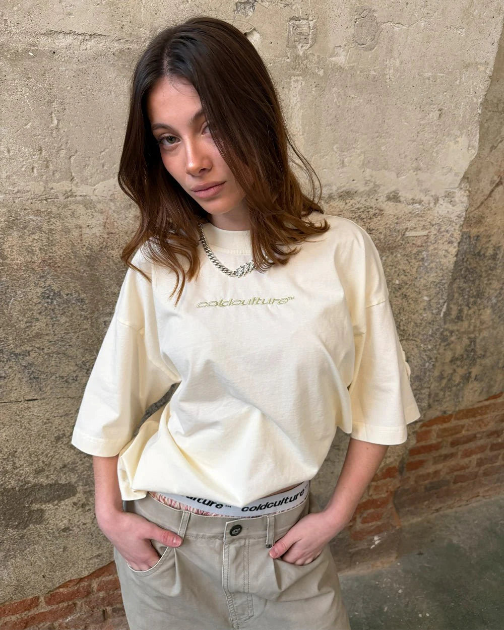 distress curved tee cream