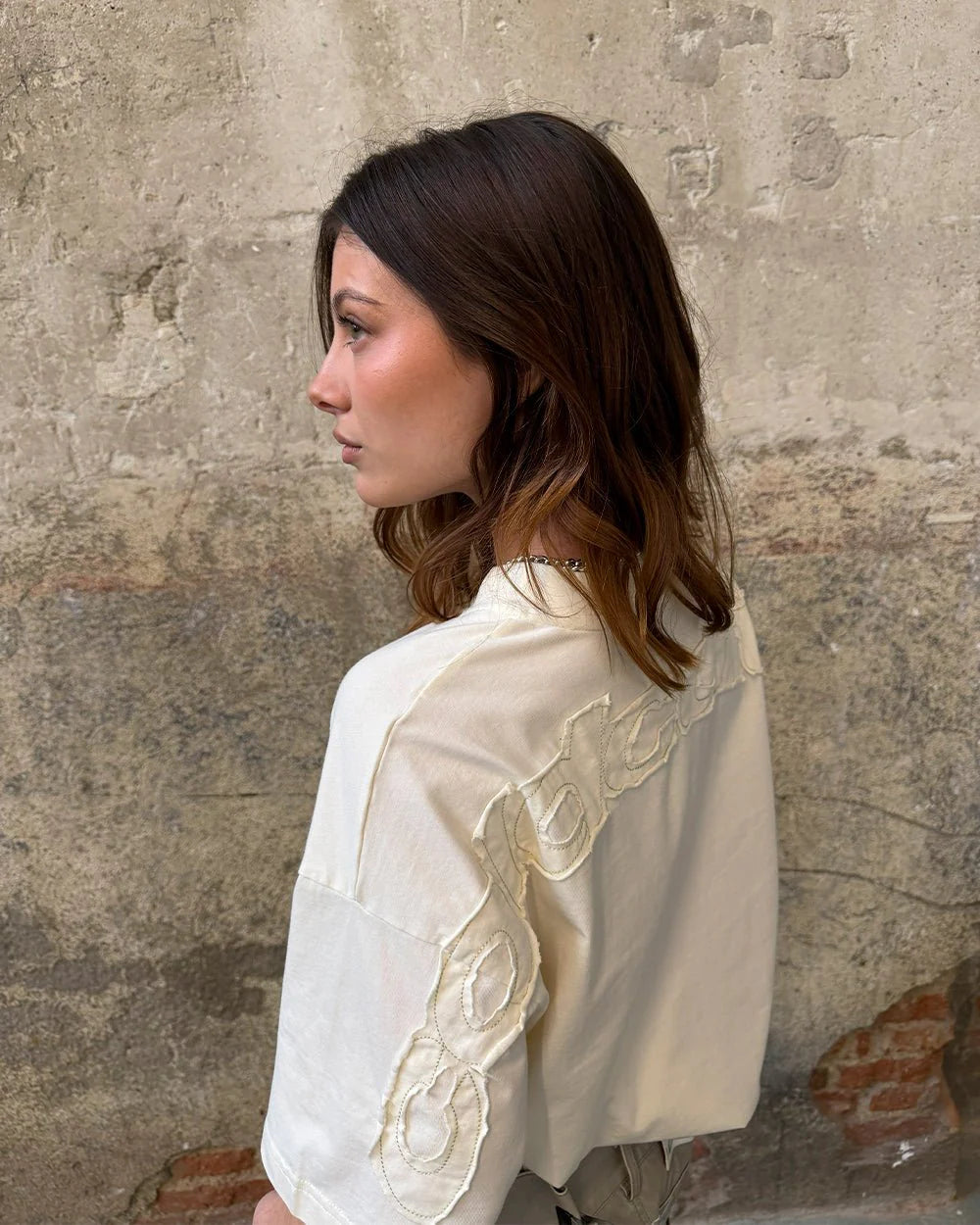 distress curved tee cream